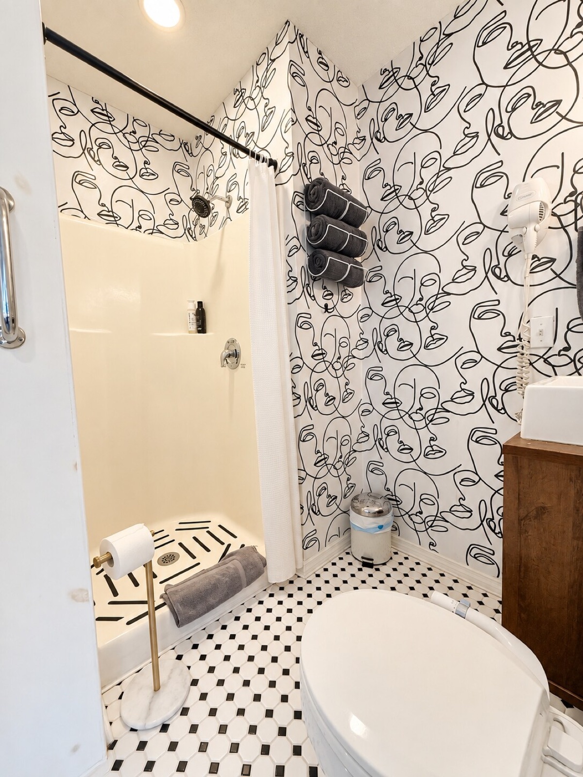 Full bathroom at Toadhaus