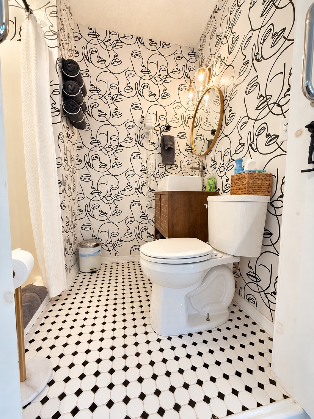 Full bathroom at Toadhaus